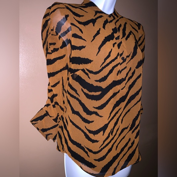 White House Black Market button up blouse top size medium M tiger - Picture 3 of 4